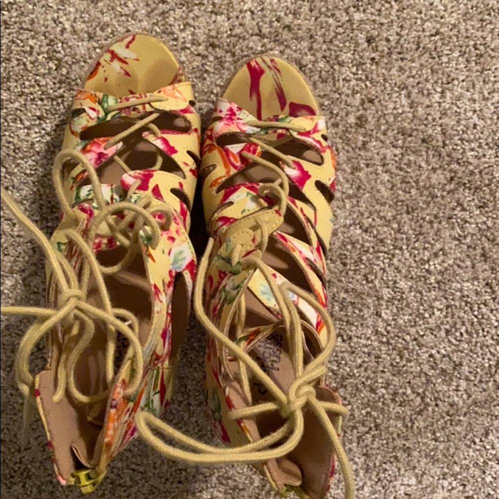 Wedge yellow, pink, red and white